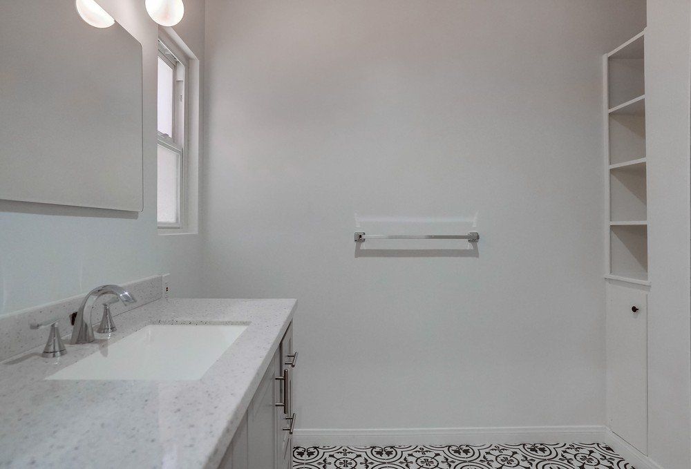 5326 Whitsett Ave bathroom