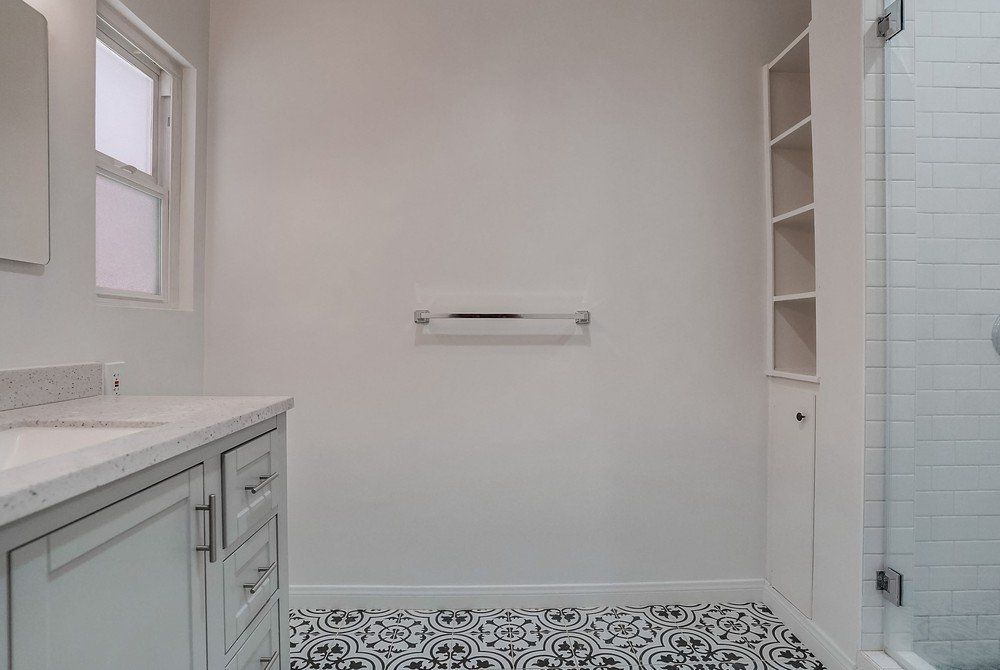 5326 Whitsett Ave vanity and bathroom