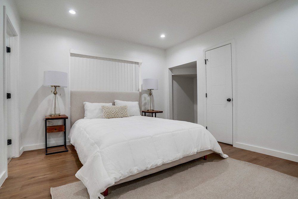 5326 Whitsett Ave bedroom bed