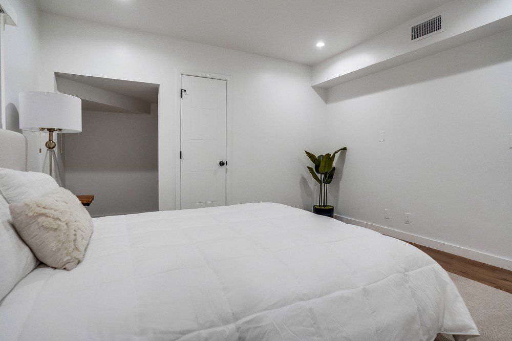 5326 Whitsett Ave bedroom bed