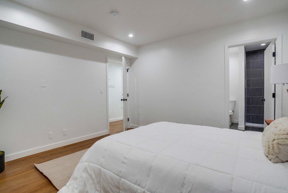 5326 Whitsett Ave bedroom bed 2