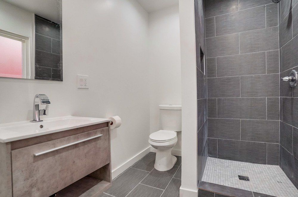 5326 Whitsett Ave vanity bathroom toilet