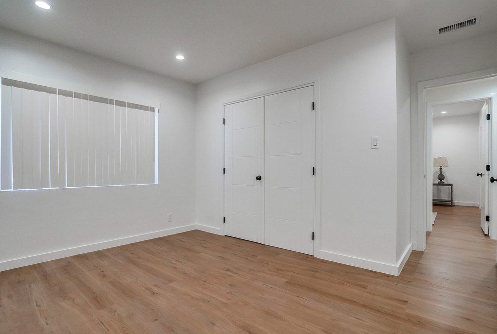 5326 Whitsett Ave bedroom closet