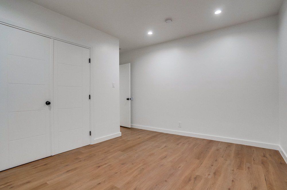 5326 Whitsett Ave bedroom closet