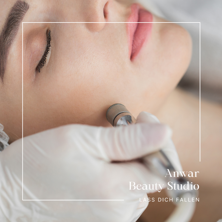 Eine Frau bekommt eine Behandlung im Anwar Beauty Studio