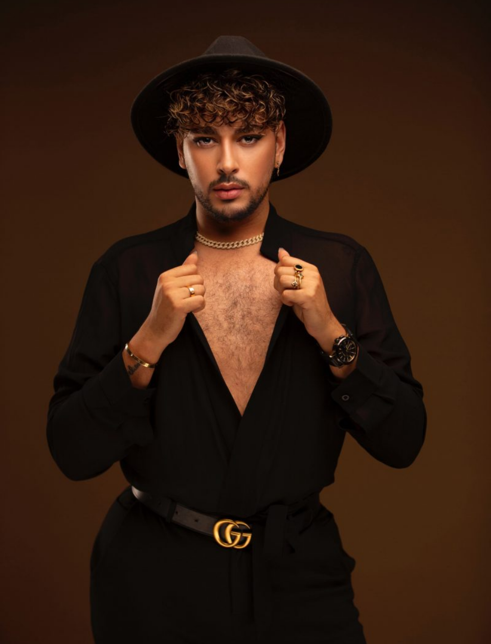Ein Mann mit Hut und Gucci-Gürtel