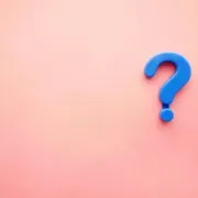 Blue question mark on a pink gradient background