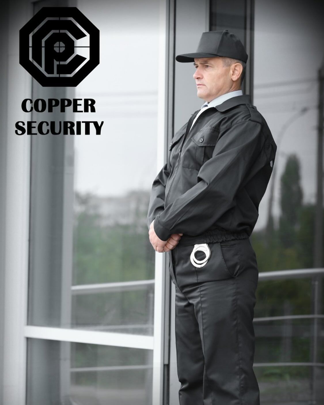 Una persona observando cámaras de seguridad