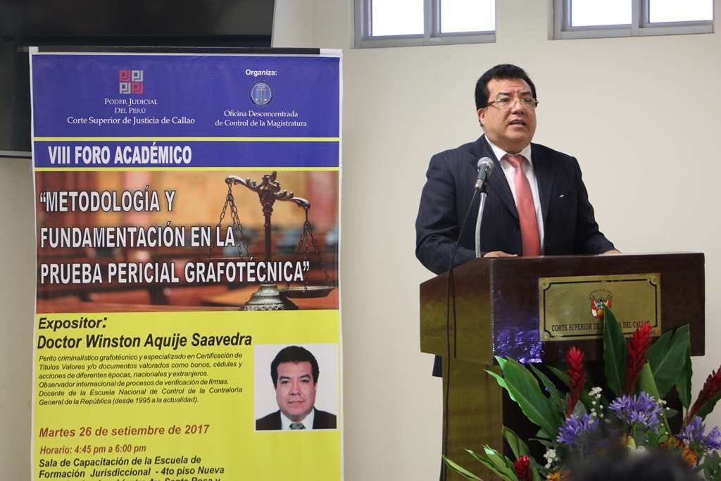 Un hombre habla desde un podio junto a una pancarta durante una conferencia académica sobre plagas y enfermedades agrícolas.
