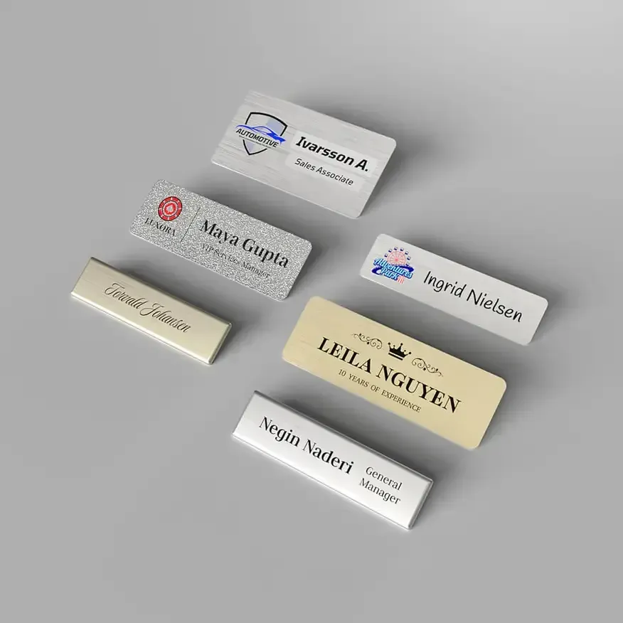 Tarjetas de visita dispersas en blanco, dorado y beige con varios nombres y logotipos sobre un fondo gris.