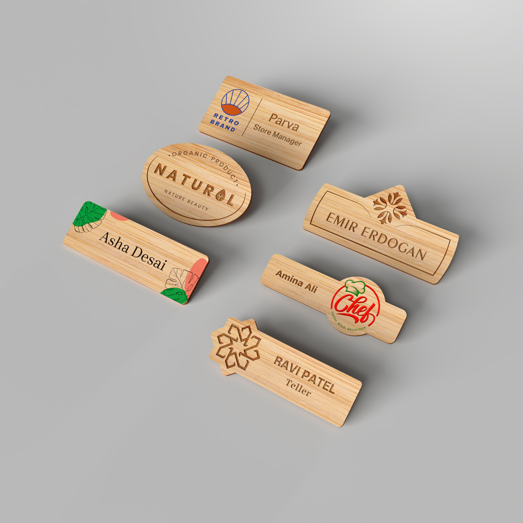 Barras y cajas de cosméticos de madera surtidas sobre un fondo gris, con envases en tonos beige y rosa.
