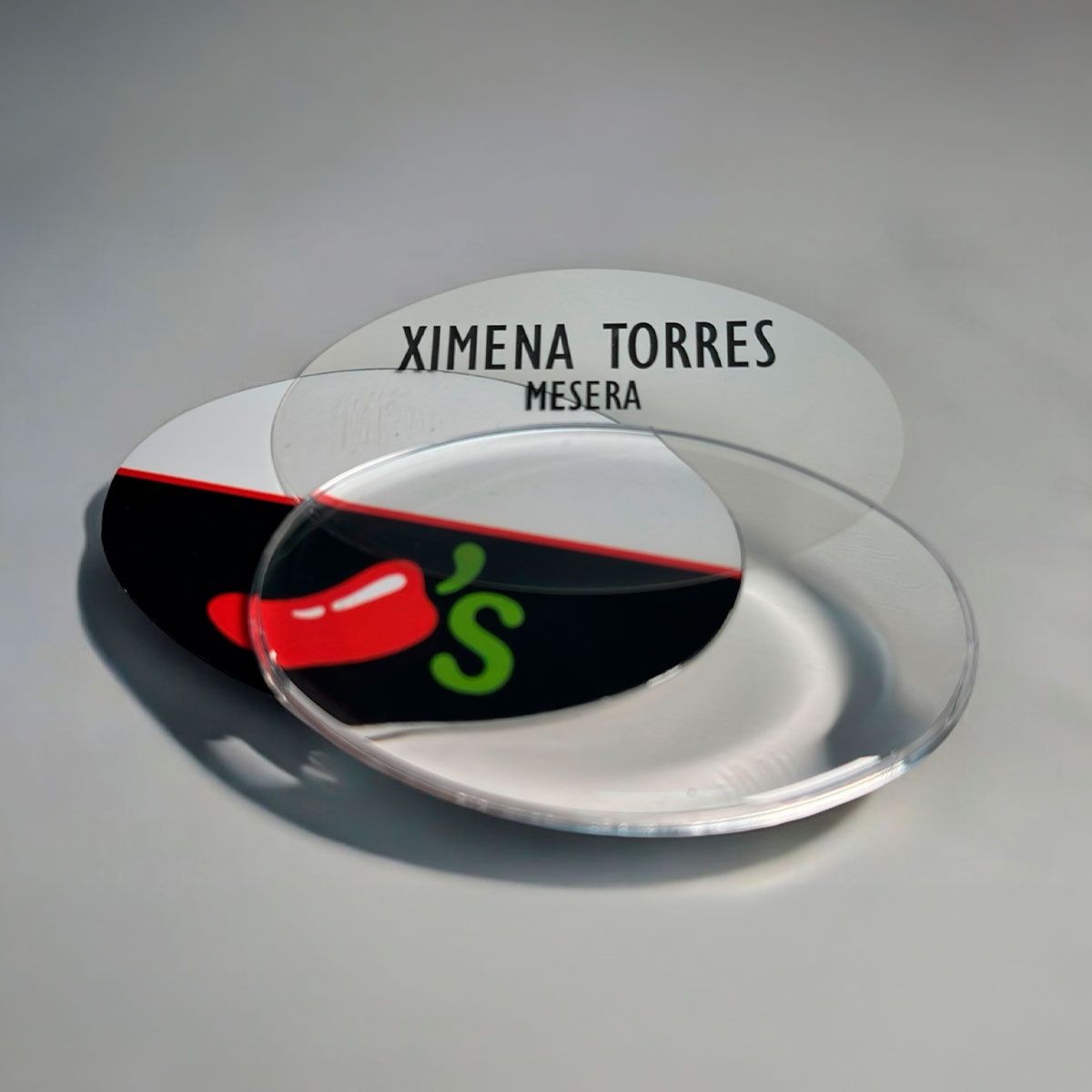 Placa de vidrio transparente con la inscripción “XIMENA TORRES” y “MÉSERA