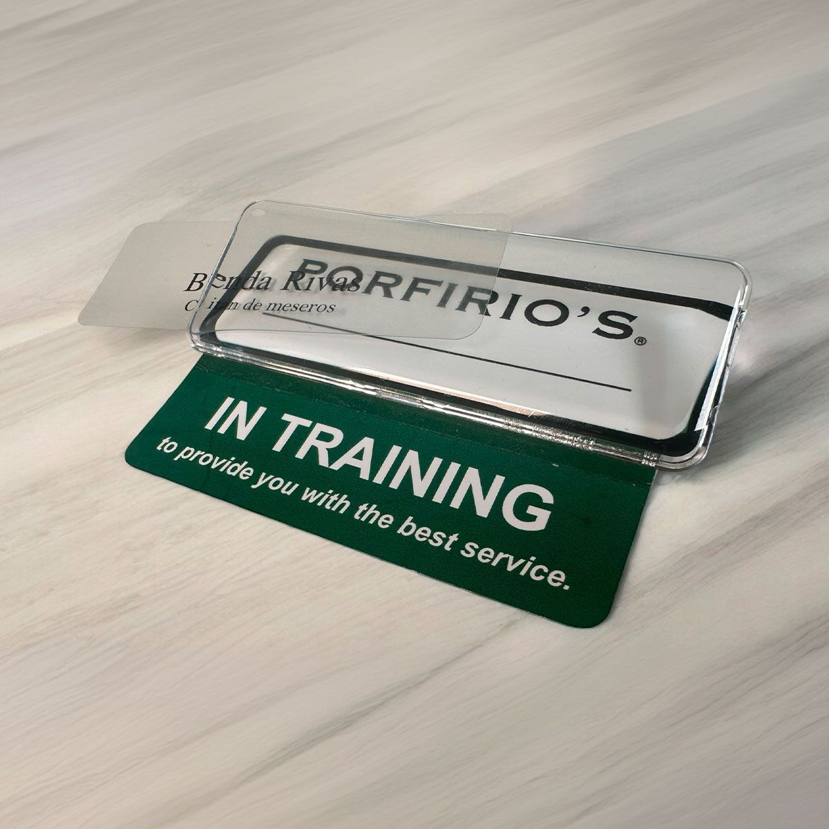 Placa de identificación de WagNARFIRIO en un cordón verde con la inscripción