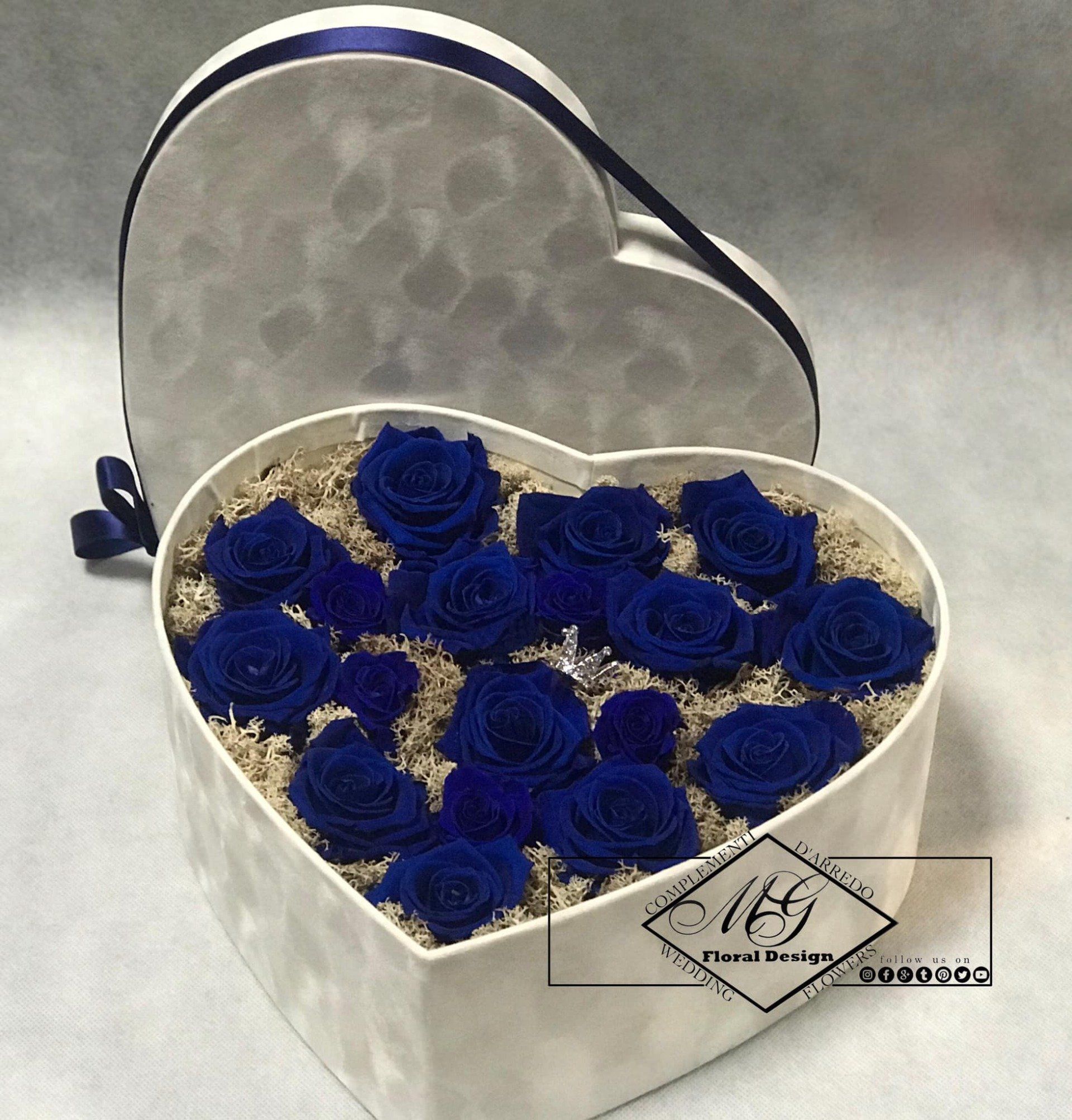 Box a forma di cuore con fiori blu