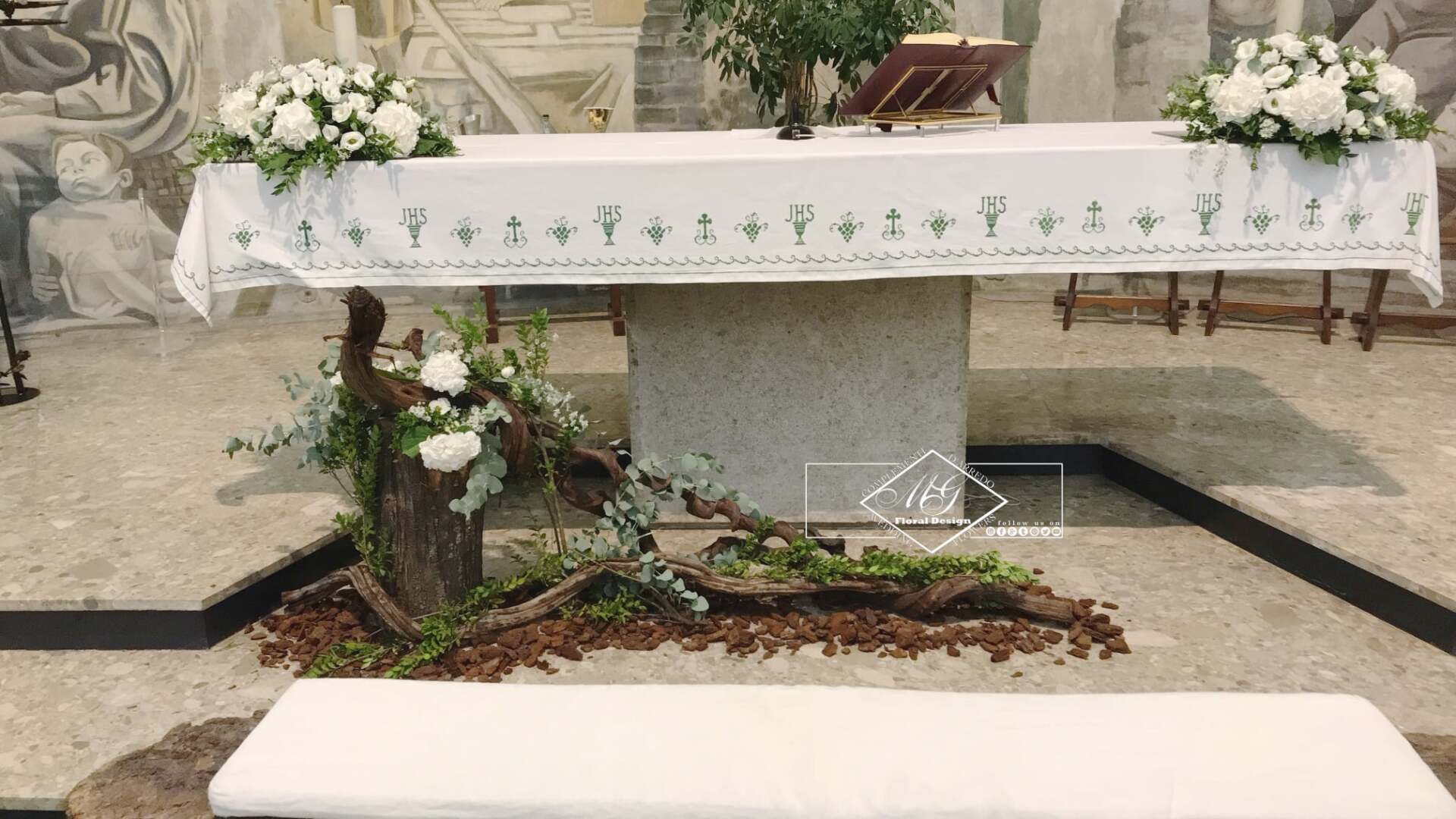 Addobbi floreali con legno per altare