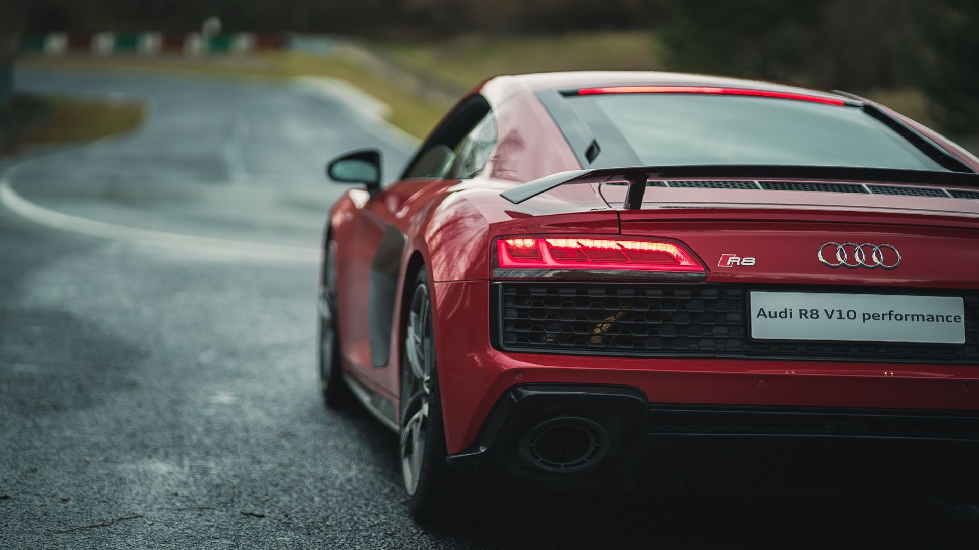 audi r8 su circuito da corsa