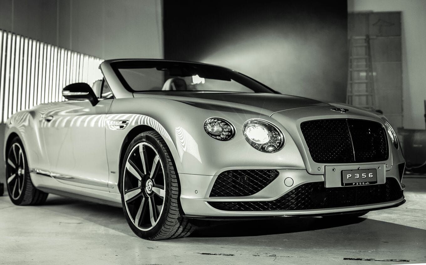 auto di lusso porte aperte
