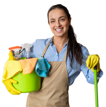 Addetto alle pulizie sorridente che tiene in mano un secchio verde, flaconi spray, panni e uno straccio su sfondo bianco.
