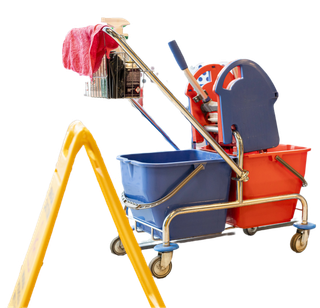 Carrello delle pulizie con mocio, strizzatore per mocio, prodotti per la pulizia e cartello giallo di avvertimento.