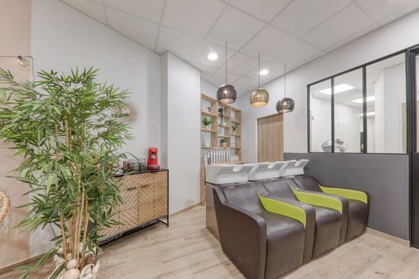 Un salon avec un canapé, des chaises et un lavabo.