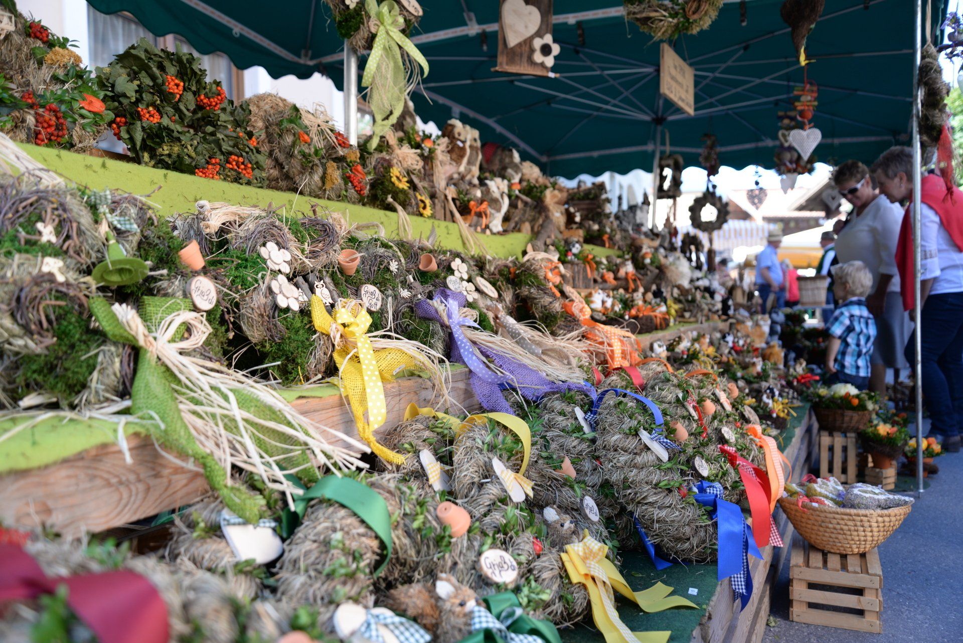 Blumenmarktstand mit farbenfrohen Sträußen und hängender Dekoration unter einem Baldachin