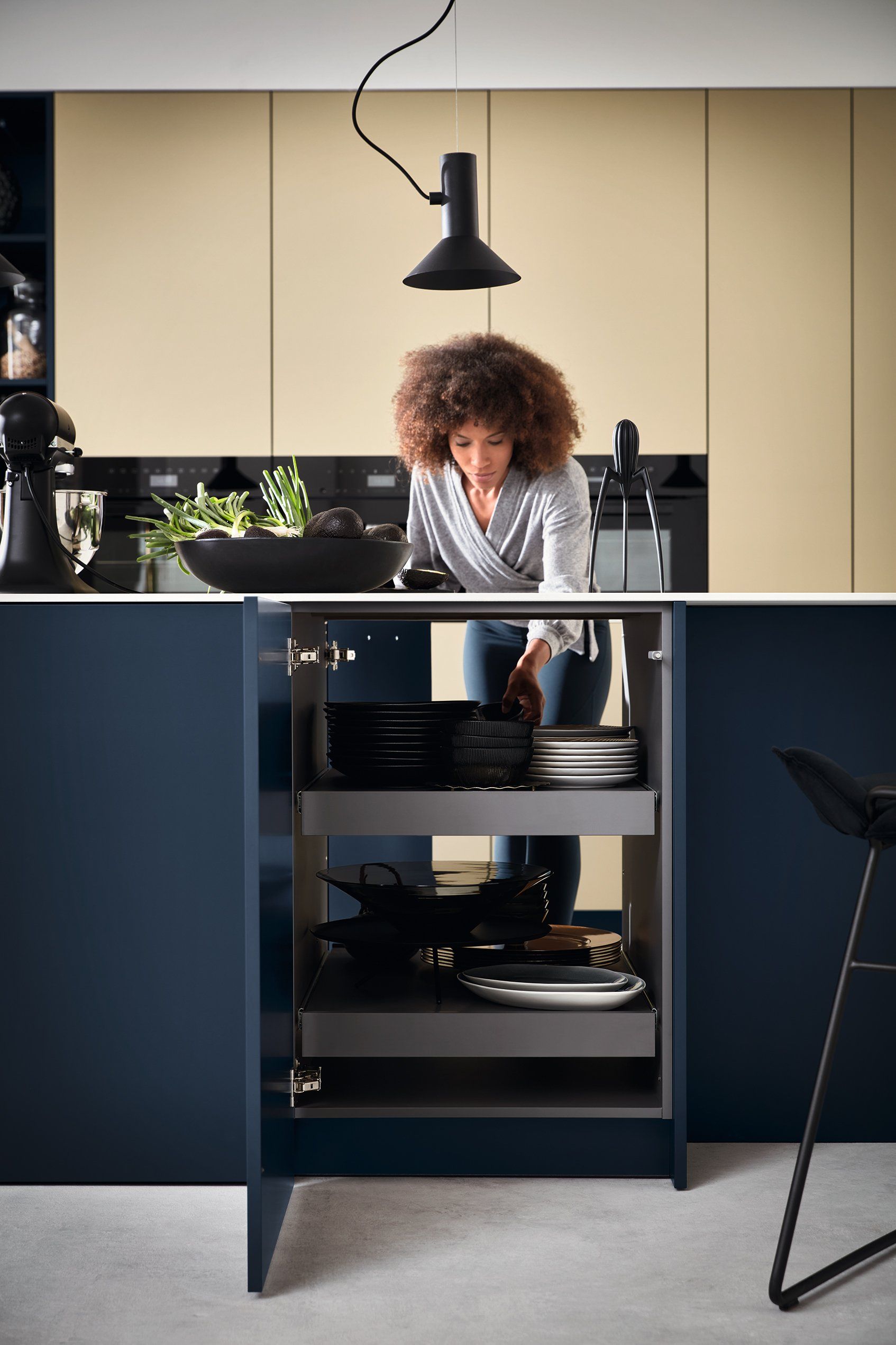 Beckermann Colorado kitchen - lady opening drawer