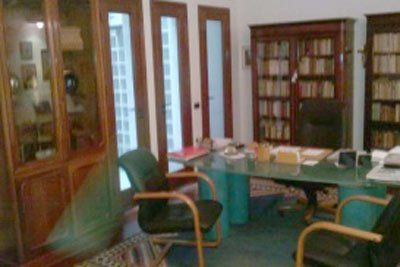 interno di un ufficio con una scrivania in vetro