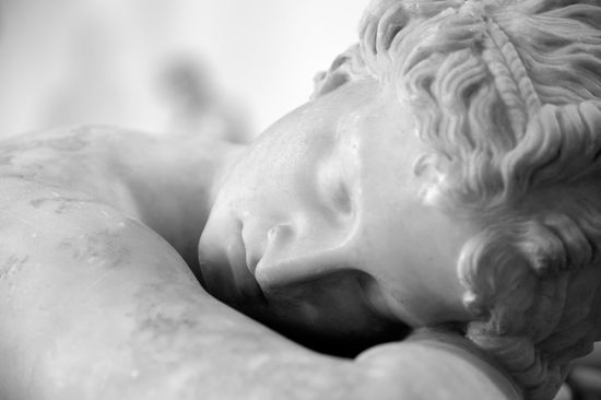 degli uomini che tengono una bara in legno