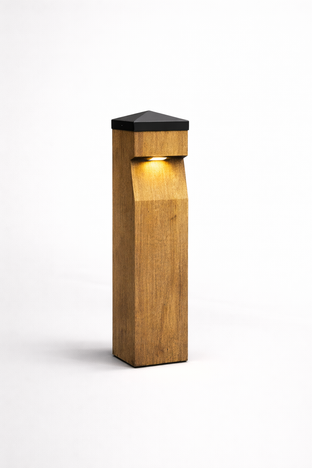 Houten buitenlamp met zwarte bovenkant die warm licht uitstraalt tegen een witte achtergrond.