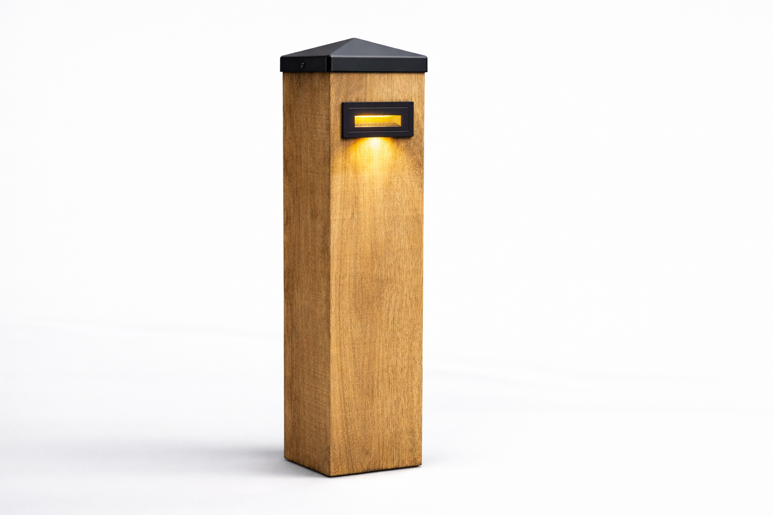 Houten pilaar met een zwarte kap en ingebouwd, naar beneden schijnend licht; witte achtergrond.