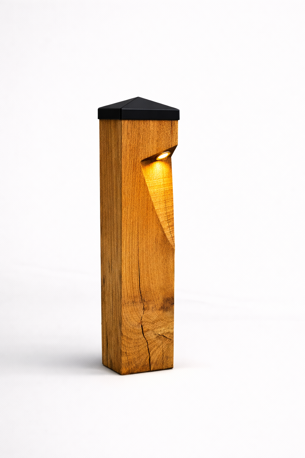 Houten paal met ingebouwde verlichting, afgedekt met een zwarte kap, tegen een witte achtergrond.