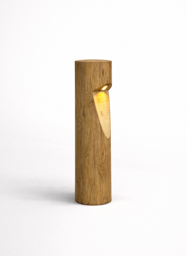 Cilindrische houten buitenlamp met een lichtgevende, schuine opening.