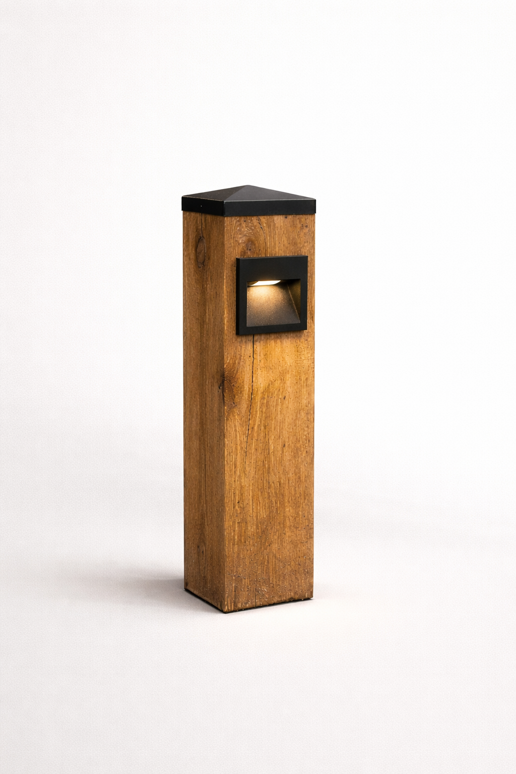 Houten pilaar met ingebouwde vierkante lamp, zwarte bovenkant en warme houttint, op een witte achtergrond.