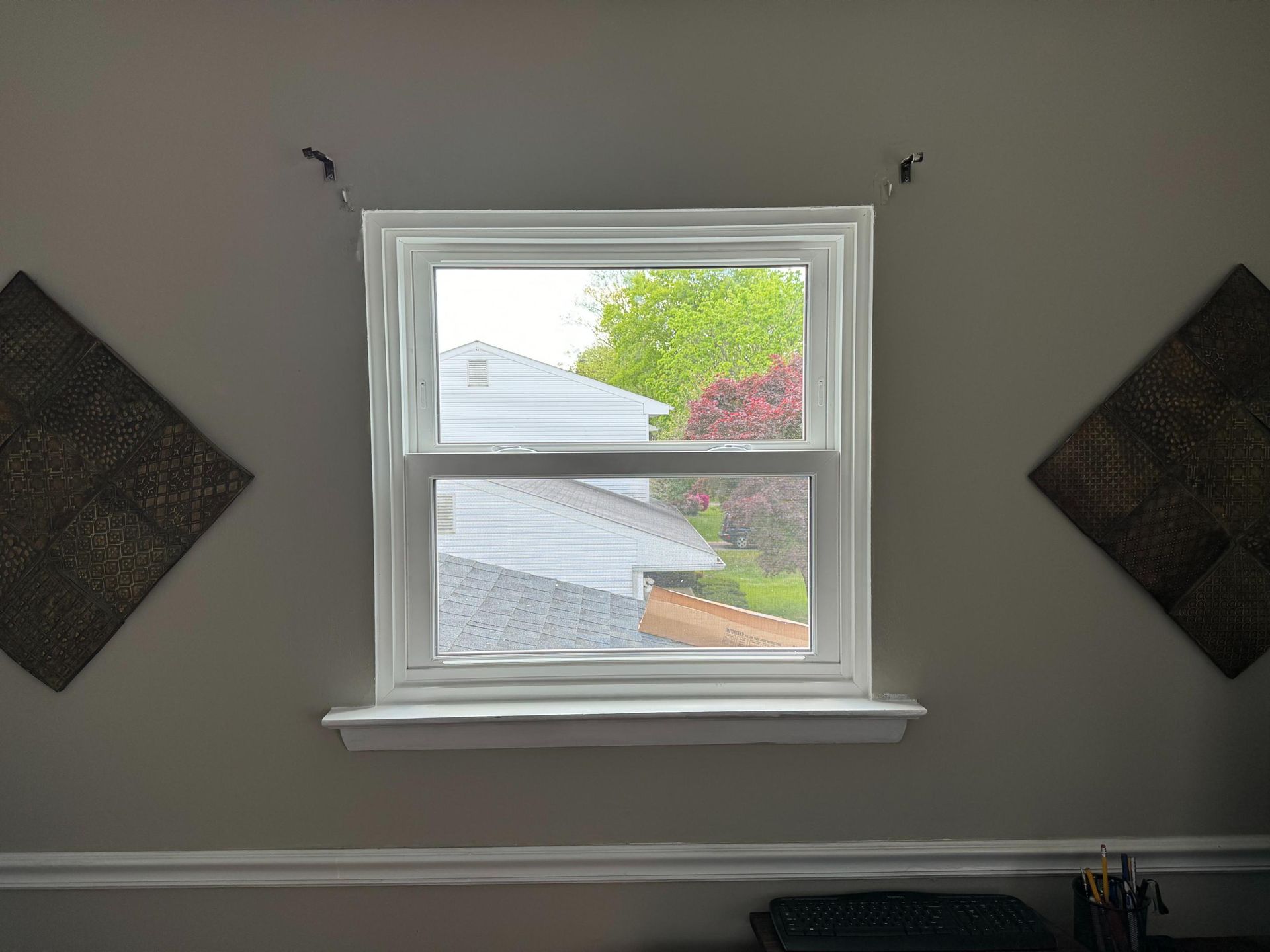 A window in a room with a view of a house.