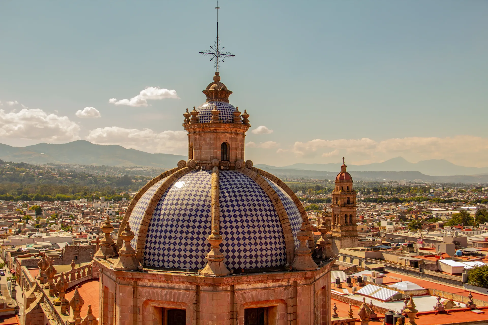 Una vista aérea de una iglesia con una cúpula y una cruz en la parte superior.