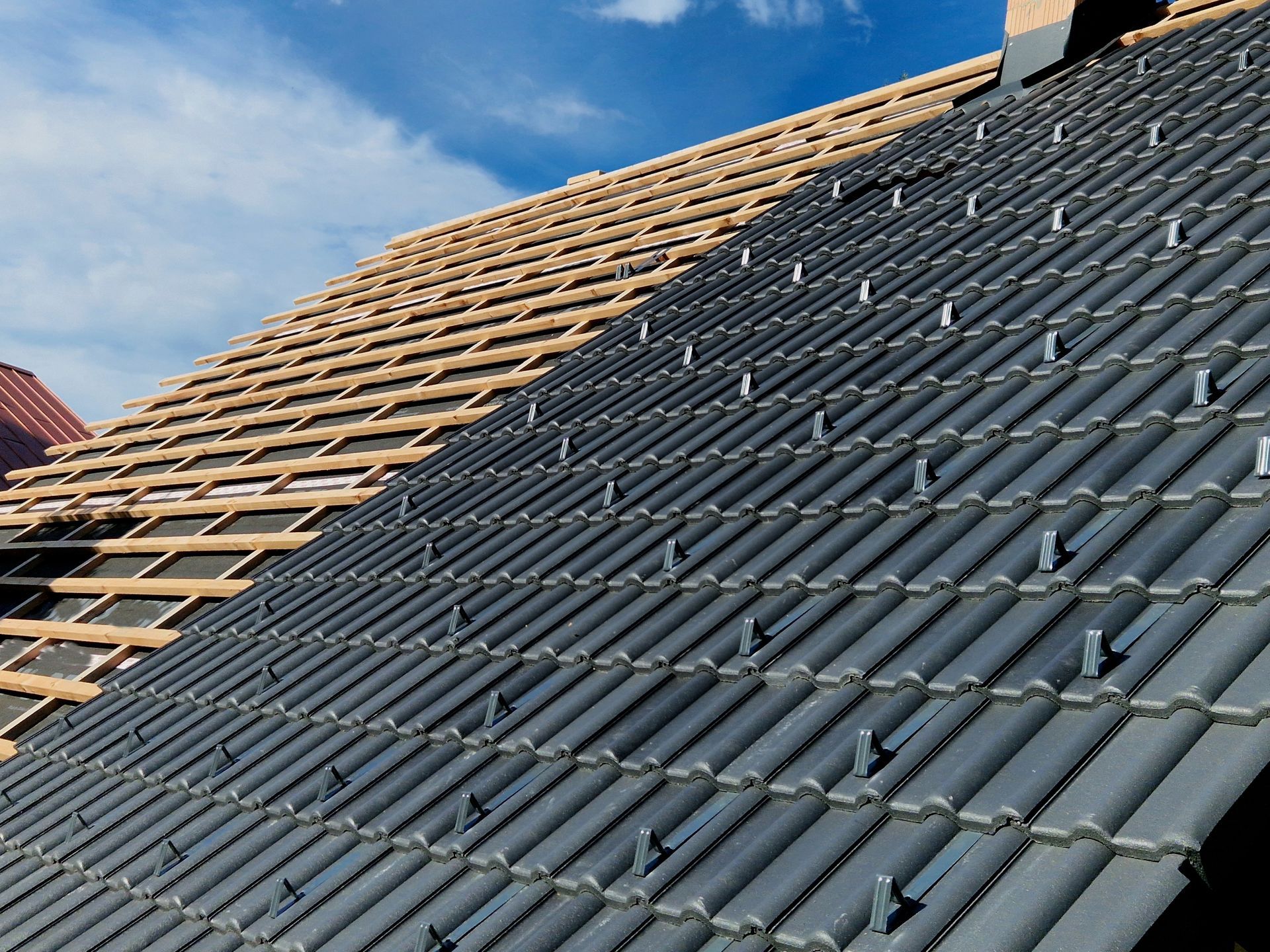A close up of a gutter on the side of a house.