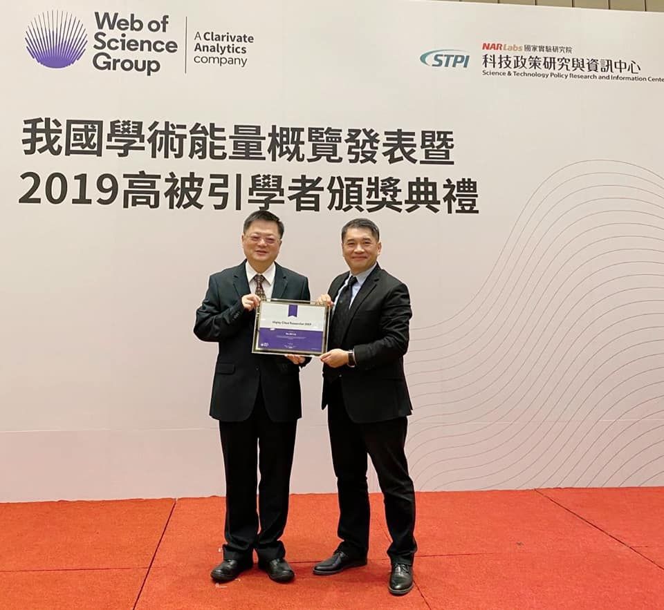 2019高被引學者頒獎典禮現場，兩位講者於舞台上合影並頒發證書，背景為Web of Science與STPI主視覺看板