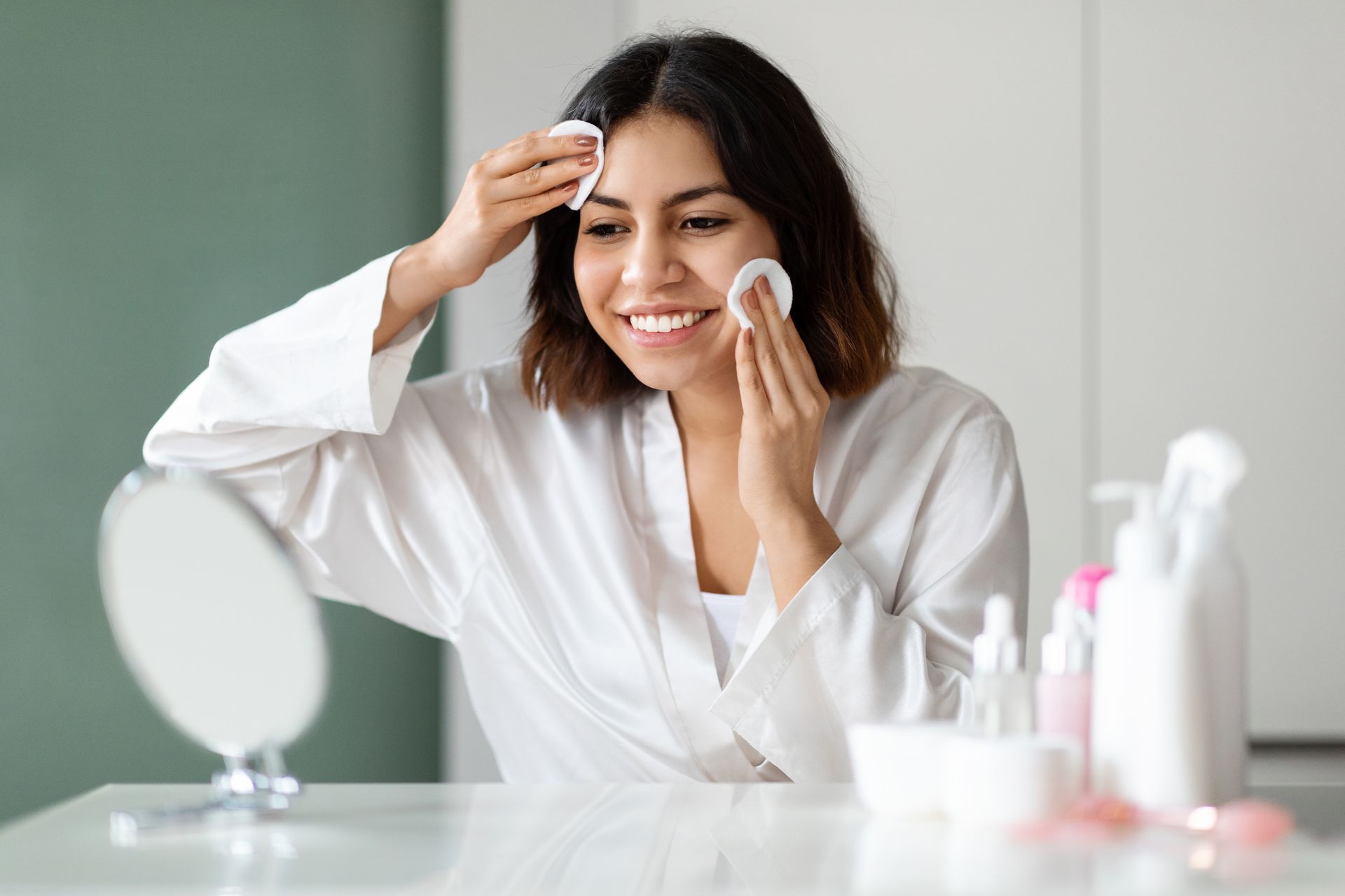 pulizia viso donna in casa, deterge il viso pulizia viso donna in casa, deterge il viso
