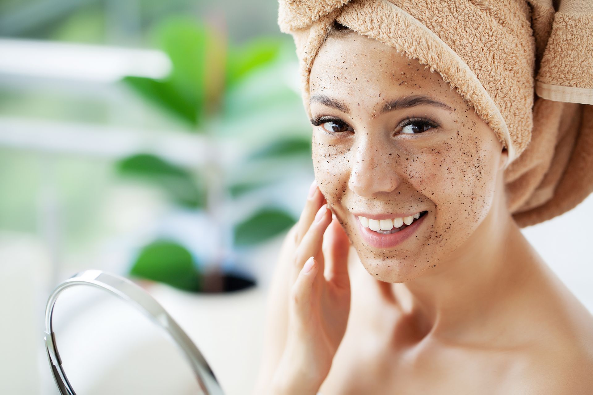 donna che fa esfoliazione viso scrub a casa, trattamenti viso donna che fa esfoliazione viso su consiglio di Oasi Bellezza