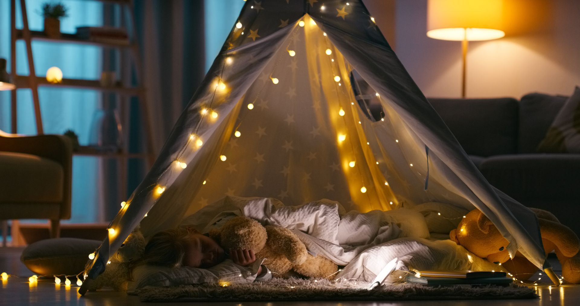 Un bambino dorme in una tenda indiana in soggiorno.