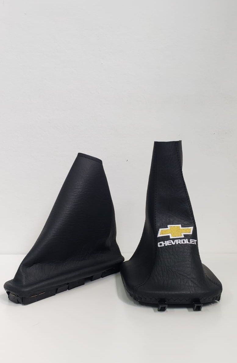 JUEGO DE FUNDAS PARA PALANCA DE CAMBIOS Y FRENO DE MANO LOGO BORDADO DE CHEVROLET AVEO FAMILY, GT, LS, FIVE,