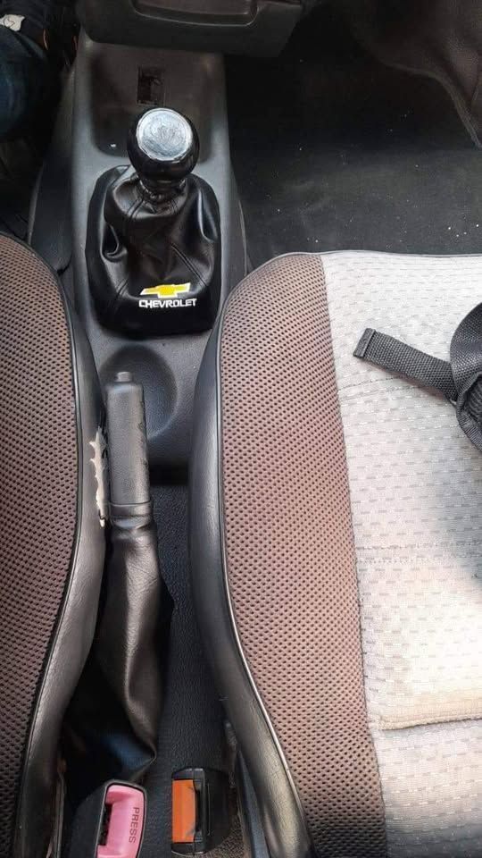 JUEGO DE FUNDAS PARA PALANCA DE CAMBIOS Y FRENO DE MANO LOGO BORDADO DE CHEVROLET AVEO FAMILY, GT, LS, FIVE,