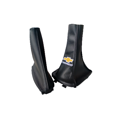 Dos fundas de cambio de marchas de cuero negro, una de ellas con el logotipo de Chevrolet.
