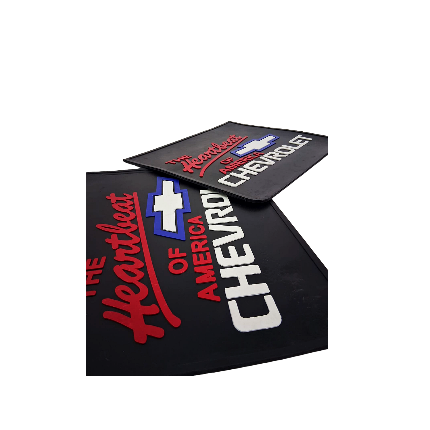 Dos posavasos Chevrolet negros con las palabras 