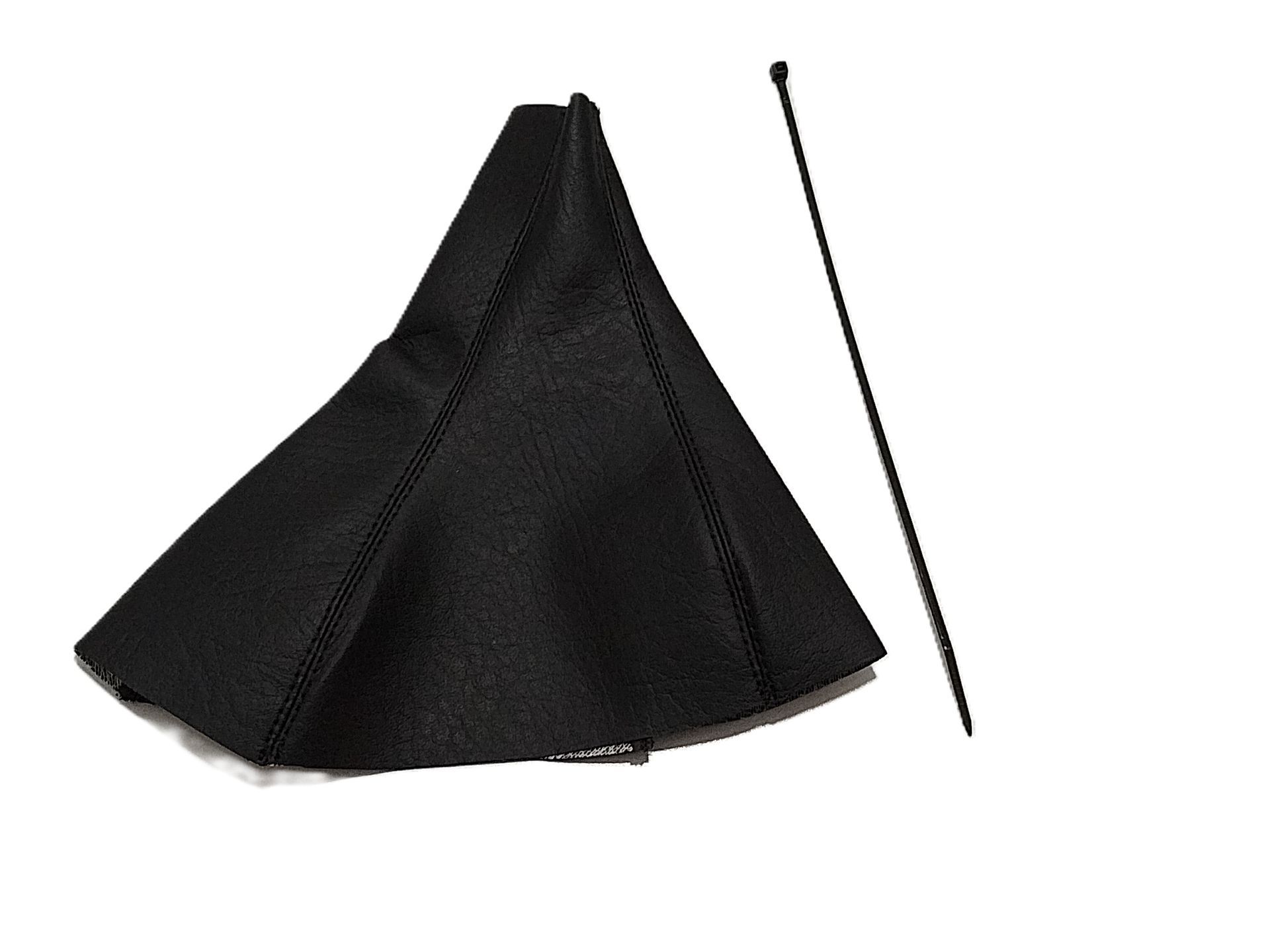Cubrezapatos de piel negra con punta afilada y costura lateral sobre fondo blanco.