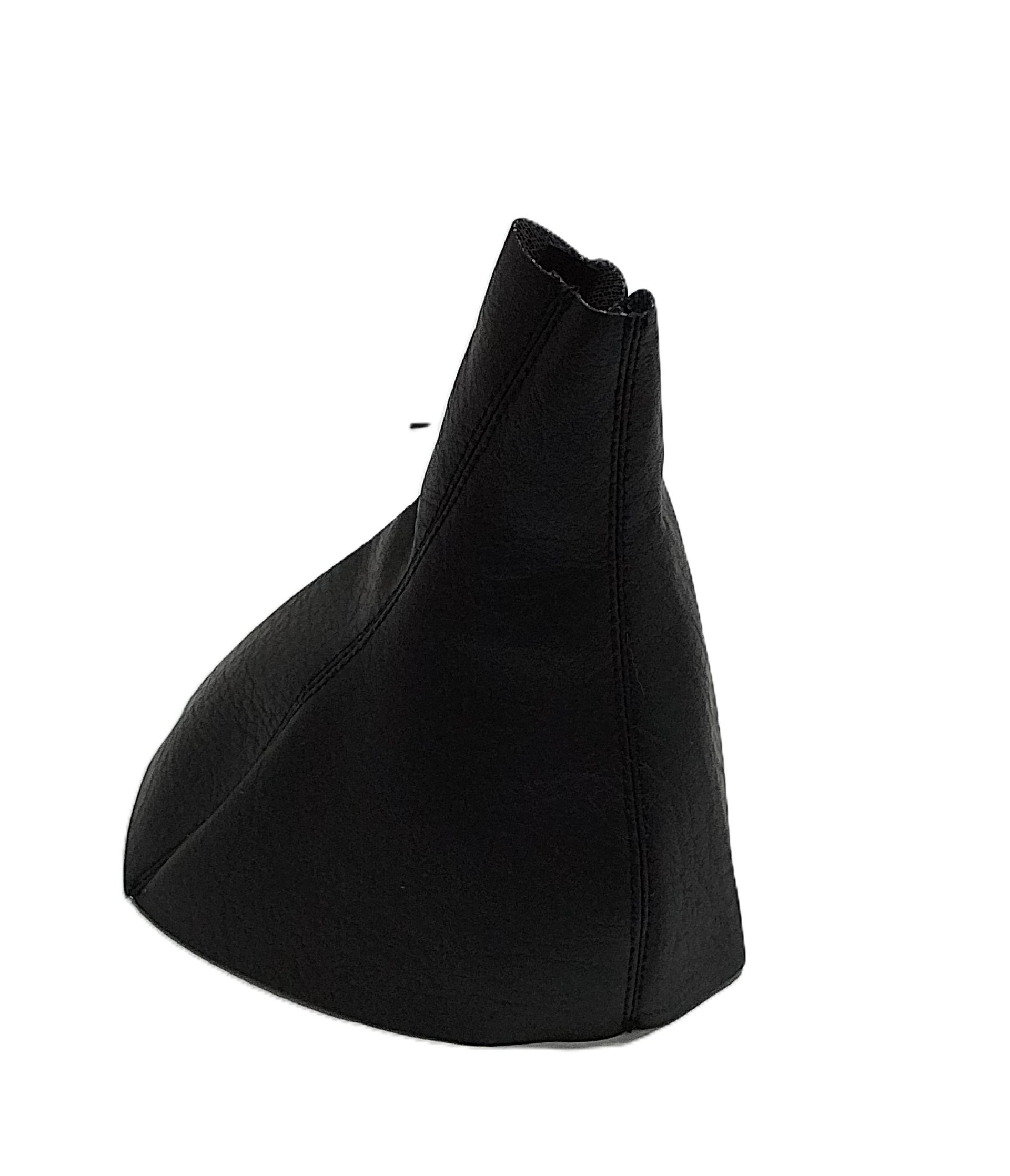 Cubrezapatos de piel negra con punta afilada y costura lateral sobre fondo blanco.