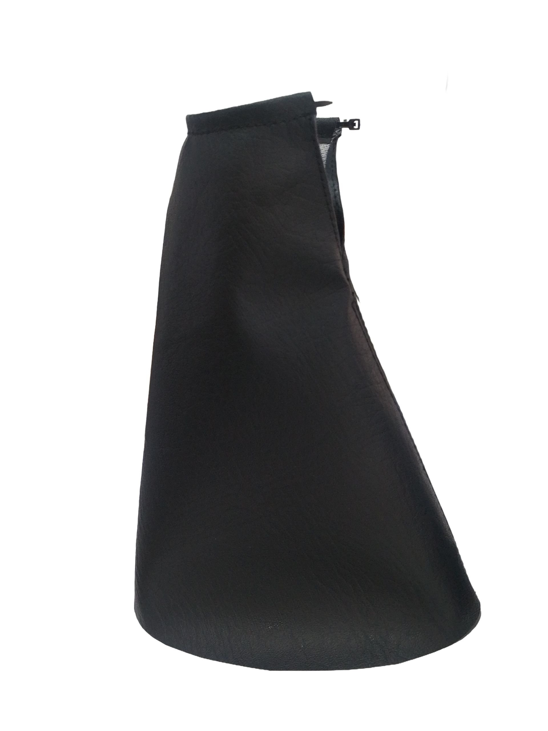 Bota o manga triangular negra con cremallera, colocada en posición vertical sobre un fondo blanco.