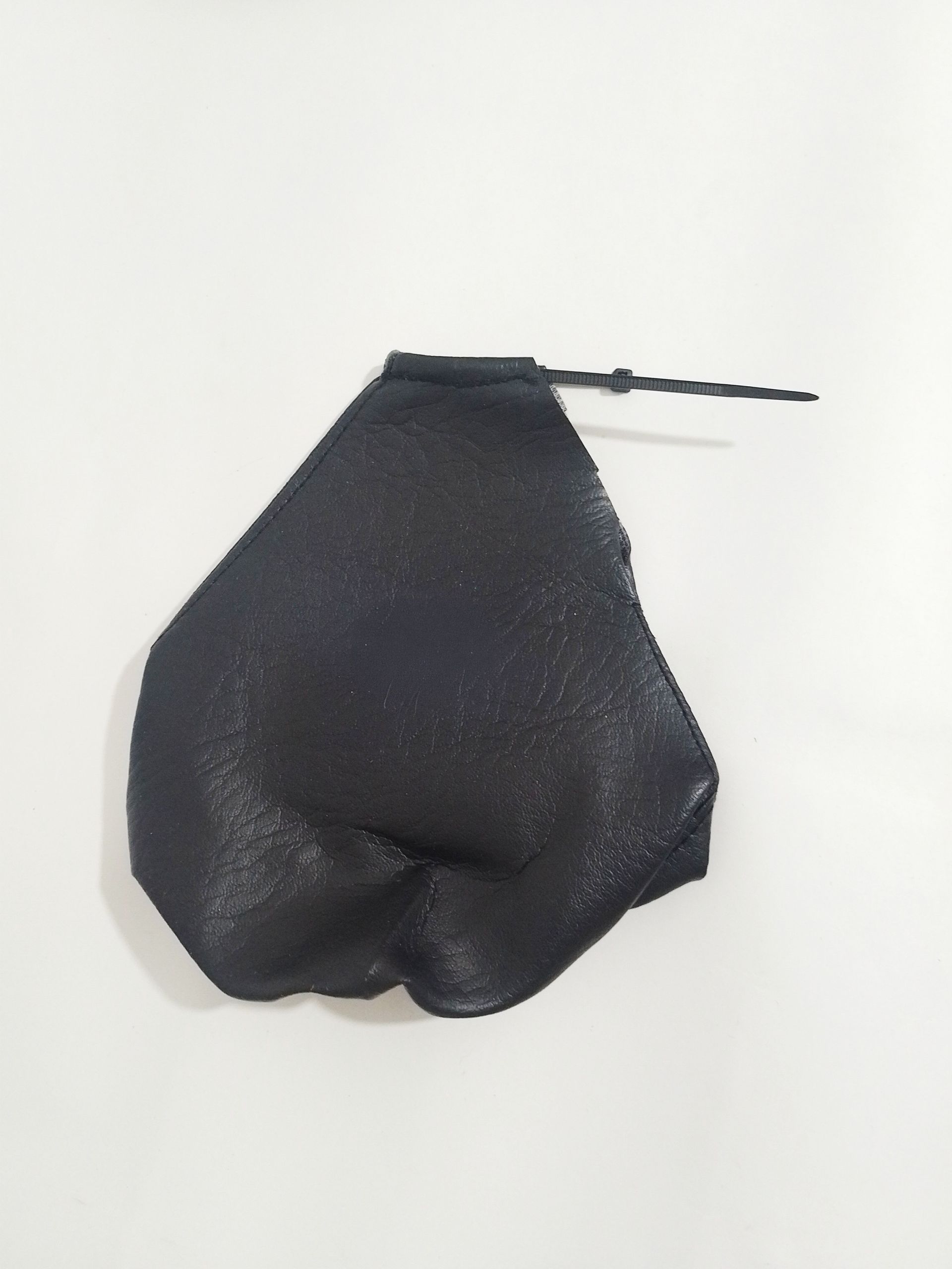 Estuche de cuero negro con cordón ajustable y cordón fino sobre fondo blanco.