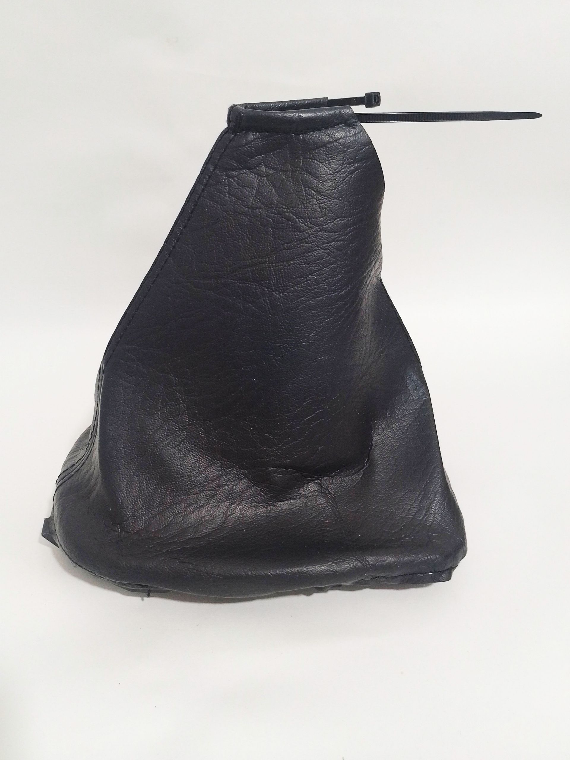 Estuche de cuero negro con cordón ajustable y cordón fino sobre fondo blanco.