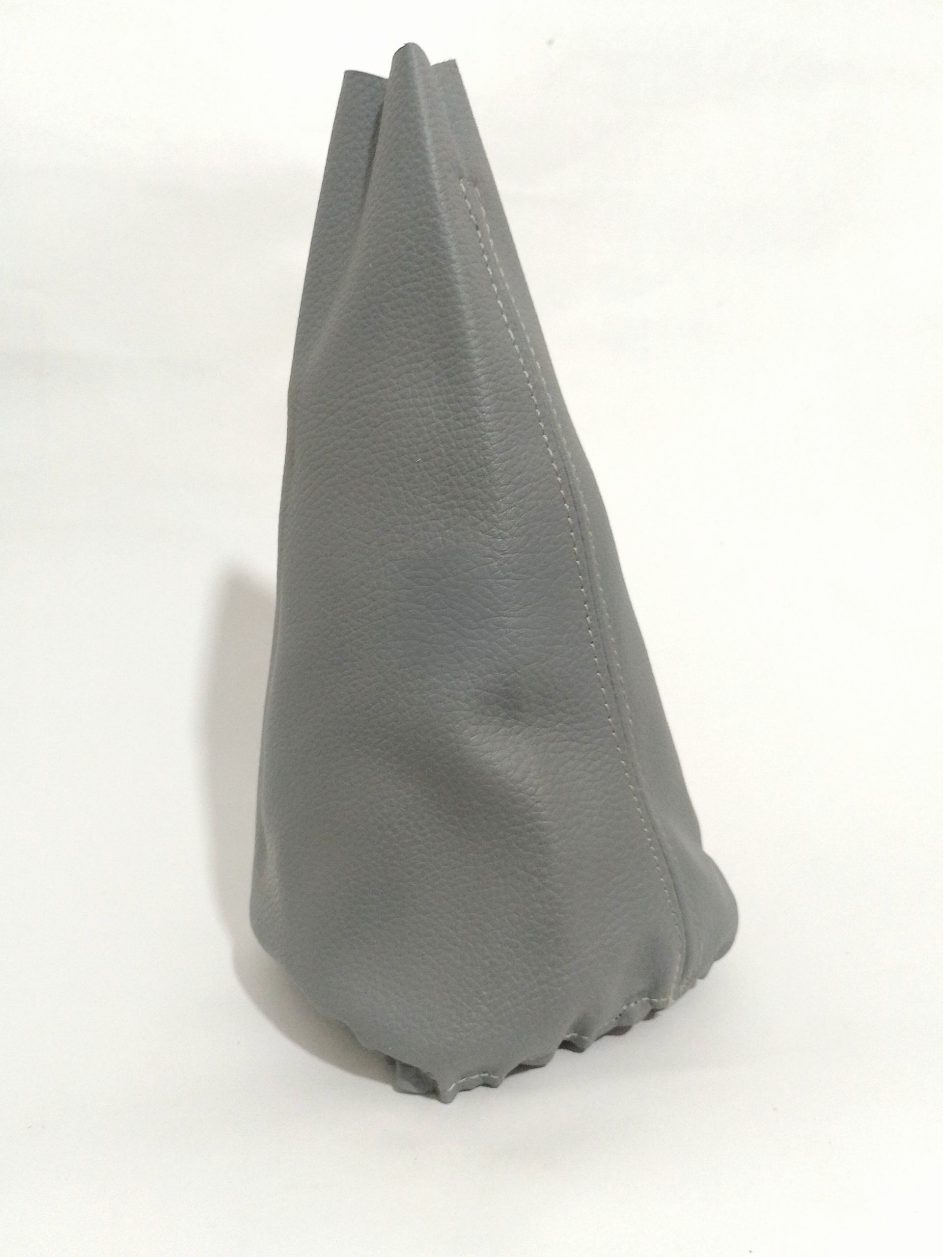 Funda de tela gris para cono colocada en posición vertical sobre un fondo blanco.